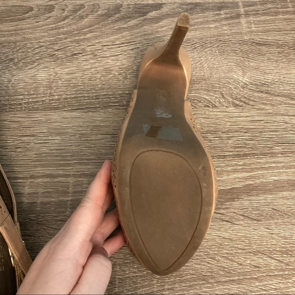 BCBGeneration Platform 2” Pump 5.5” Heels - Sz 10 - Cream - Picture 8 of 13